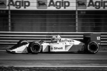 Téléchargez les photos : Imola, Italie. 1er mai 1988. Grand Prix de Saint-Marin. Championnat du Monde de F1 1988. # 12 Ayrton Senna, Brésilien, sur sa Honda Mclaren. - en image libre de droit