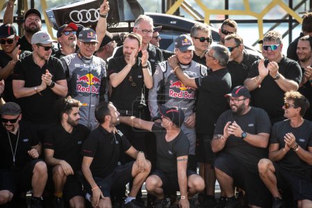 Foto de Yanbu, Arabia Saudita. 05-19 enero 2024. # 204, Carlos Sainz Lucas Cruz, Audi RS Q e-tron, Team Audi Sport, celebrando la victoria en el podio con el equipo. - Imagen libre de derechos