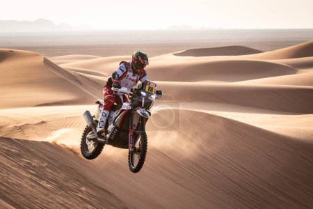 Téléchargez les photos : Yanbu, Arabie Saoudite. 05-19 janvier 2024. 46 Rallye Dakar. # 88, Joan Barreda Bort, Hero 450 Rally, Hero Motosports Team Rally, dans les dunes. - en image libre de droit