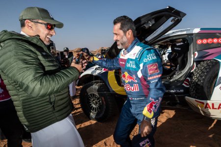 Foto de Yanbu, Arabia Saudita. 05-19 enero 2024. 46 Rally Dakar. Nasser Al-Attiyah, Prodrive Hunter, con el príncipe Khaled bin Sultan Al-Faisal, en el inicio de la etapa. - Imagen libre de derechos