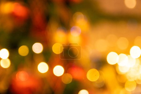 Unfokussiert Bokeh bunt von Weihnachten rot und grün Komposition Hintergrund, festlich verschwommen glänzende goldene funkelnde Hintergrunddekorationen, schöne Silvester Urlaubskonzept mit Kopierraum