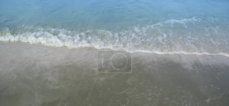 Foto de Pantalla ancha de ola suave de la orilla del mar del océano en la playa de arena con el espacio de la espuma / de la copia y el concepto del fondo - Imagen libre de derechos