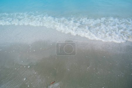 Foto de Ola suave de la orilla del mar del océano en la playa de arena con espacio de espuma / copia y fondo - Imagen libre de derechos