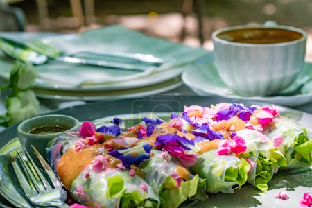 Téléchargez les photos : Le soir Thé, pause café avec salade de légumes et fleurs saine rôle, vinaigrette et café - en image libre de droit
