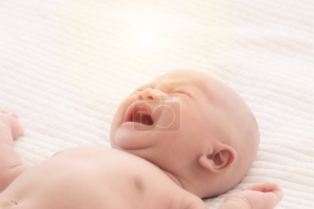 Neugeborenes Baby weint krank Fieber, Grippe-Check in Klinik, asiatisches Kind Säugling 0-1 Monat wählerisch schreit unglücklich wütend, hungrig im Bett zu Hause, Kinderzimmer Junge raue harte Textil unbequeme Decke