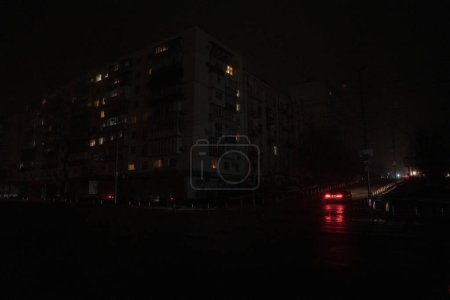 Foto de Kiev, Ucrania 11.24.2022: Kiev ciudad en apagón después del ataque con misiles rusos. Ciudad sin electricidad y electricidad. - Imagen libre de derechos