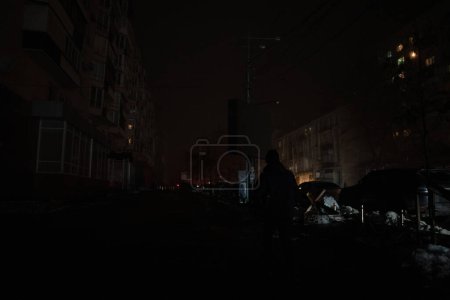 Foto de Ciudad de Kiev en apagón después del ataque con misiles rusos. Ciudad sin electricidad y electricidad. - Imagen libre de derechos