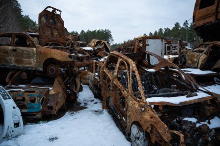 Foto de 03.02.2023 Irpin, Ucrania: Apilado un montón de coches estrellados después de los ataques de fuego y misiles en la ciudad - Imagen libre de derechos