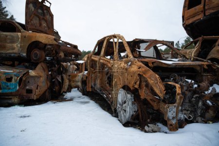 Foto de Apilado un montón de coches estrellados después de los ataques de fuego y misiles en la ciudad - Imagen libre de derechos