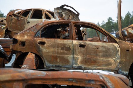 Foto de 03.02.2023 Irpin, Ucrania: Apilado un montón de coches estrellados después de los ataques de fuego y misiles en la ciudad - Imagen libre de derechos