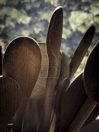 Téléchargez les photos : Instruments de cuisine en bois Sur le rebord d'une fenêtre de cuisine - en image libre de droit