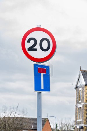Foto de Gales, 20 MPH señal de advertencia de velocidad obligatoria: Phillip Roberts - Imagen libre de derechos