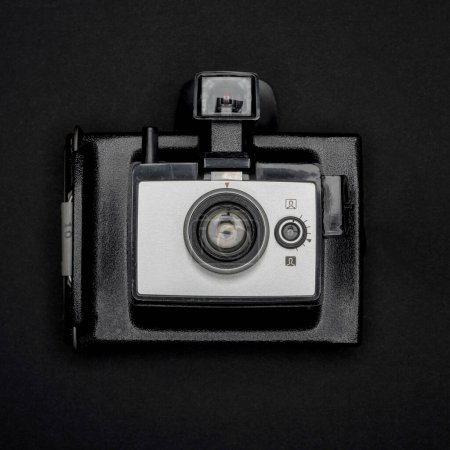 Téléchargez les photos : Caméra Polaroid Vintage sur fond noir - en image libre de droit