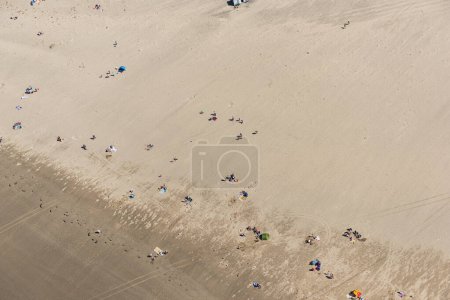 Foto de Familias disfrutando de un día soleado en Barmouth Beach, Gwynedd, Gales del Norte - Imagen libre de derechos