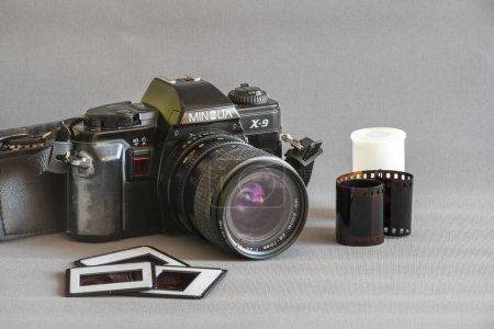 Foto de Marzo 2023, Zaragoza, España; La Minolta X-9 (también conocida como Minolta X-7 en algunos mercados) es una cámara SLR de 35mm introducida por Minolta en 1982. - Imagen libre de derechos