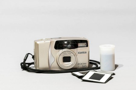 Téléchargez les photos : Mars 2023, Saragosse, Espagne ; Le Konica Zoom FX-50 est un appareil photo 35mm des années 1990. Il s'agit d'un appareil photo compact avec zoom intégré et contrôle automatique de l'exposition. - en image libre de droit