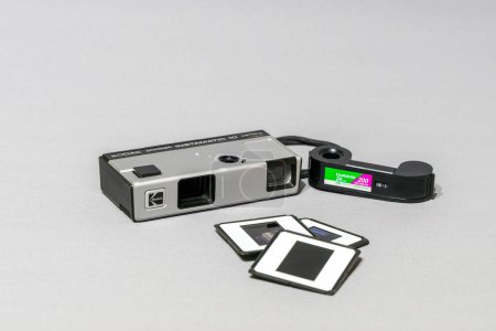 Téléchargez les photos : Mars 2023, Saragosse, Espagne ; Le Kodak Pocket Instamatic 10 était un appareil photo compact fabriqué par Kodak au début des années 1970. - en image libre de droit