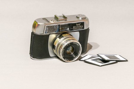 Téléchargez les photos : Mars 2023, Saragosse, Espagne ; La Halina Paulette Electric est l'une des premières caméras fabriquées par la société Haking Company de Hong Kong dans les années 1960. - en image libre de droit