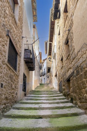 Téléchargez les photos : Visites dans les rues intérieures de la ville de Fuentespalda, Teruel, Espagne - en image libre de droit