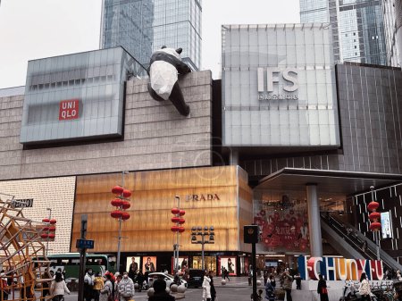 Foto de Chengdu, Sichuan, China - 25 Jan. 2023: View of main entrance of the Chengdu International Finance Square (IFS) Shopping Mall and Office Towers, with panda climbing atop, and Chunxi Road sign. - Imagen libre de derechos