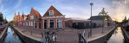 Téléchargez les photos : Panorama depuis un canal de Franeker Friesland Pays-Bas - en image libre de droit