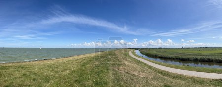 Téléchargez les photos : Panorama depuis la digue maritime autour de Stavoren en Frise aux Pays-Bas - en image libre de droit