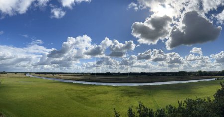 Téléchargez les photos : Panorama depuis la rivière vecht autour de Dalfsen à Overijssel aux Pays-Bas - en image libre de droit