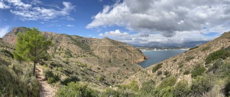 Foto de Panorama desde una ruta de senderismo alrededor del mirador de Faro del Albir en España - Imagen libre de derechos