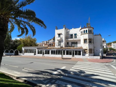 Foto de Hotel cerrado en L 'Estartit en la Costa Brava en España - Imagen libre de derechos