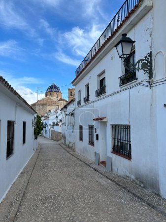 Téléchargez les photos : Rue vers l'église Notre-Dame de Consuelo à Altea Espagne - en image libre de droit