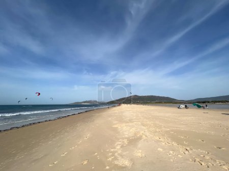 Téléchargez les photos : Kitesurf à Los Lances Beach à Tarifa, Espagne - en image libre de droit
