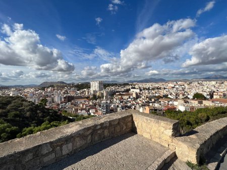 Téléchargez les photos : Vue depuis le château de Santa Barbara à Alicante Espagne - en image libre de droit