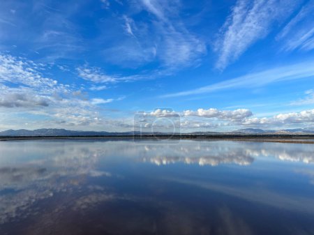 Téléchargez les photos : Reflet nuageux dans le parc naturel de las Salinas de Santa pola en Espagne - en image libre de droit