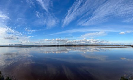 Téléchargez les photos : Reflet nuageux panoramique au parc naturel de las Salinas de Santa pola en Espagne - en image libre de droit