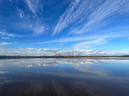 Téléchargez les photos : Reflet nuageux dans le parc naturel de las Salinas de Santa pola en Espagne - en image libre de droit