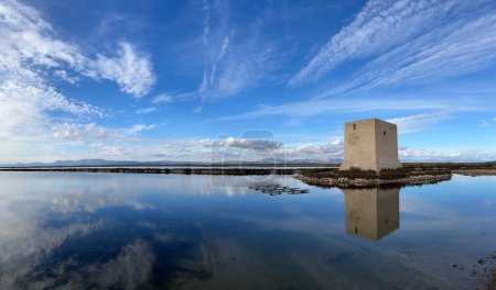 Téléchargez les photos : Reflet nuageux panoramique au parc naturel de las Salinas de Santa pola en Espagne - en image libre de droit