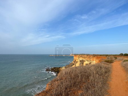 Foto de Dirt road next to the coast around Conil de la Frontera in Spain - Imagen libre de derechos