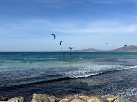 Téléchargez les photos : Kite surfing around Isla de Tarifa in Spain - en image libre de droit