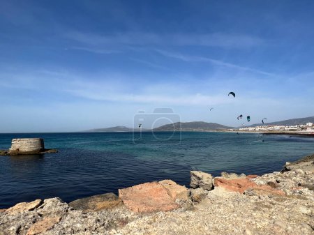 Foto de Kite surf alrededor de Isla de Tarifa en Cádiz - Imagen libre de derechos