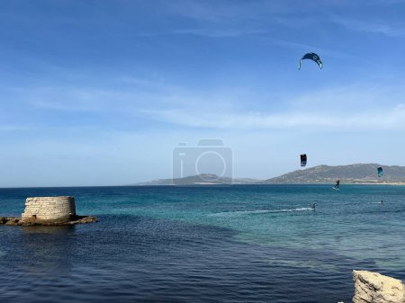Foto de Kite surfing around Isla de Tarifa in Spain - Imagen libre de derechos
