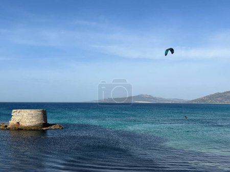 Foto de Kite surf alrededor de Isla de Tarifa en Cádiz - Imagen libre de derechos