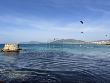 Foto de Kite surfing around Isla de Tarifa in Spain - Imagen libre de derechos