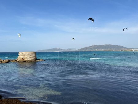 Téléchargez les photos : Kite surfing around Isla de Tarifa in Spain - en image libre de droit