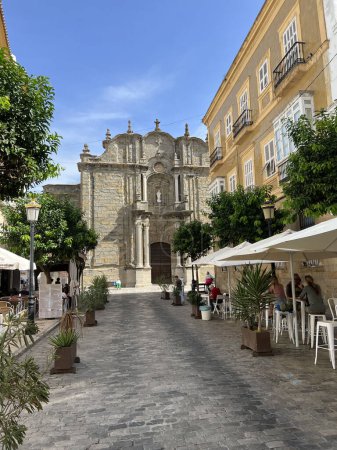 Téléchargez les photos : Street towards the Iglesia de San Mateo Apostol in Tarifa, Spain - en image libre de droit