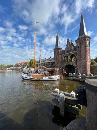 Téléchargez les photos : Voilier devant le port de Sneek, Frise, Pays-Bas - en image libre de droit