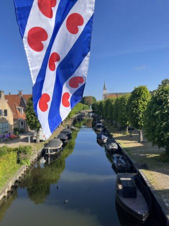 Foto de Bandera de Frisia en el canal de Sloten, Frisia Holanda - Imagen libre de derechos