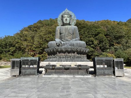 Téléchargez les photos : Statue de Budha au parc national Seoraksan en Corée du Sud - en image libre de droit