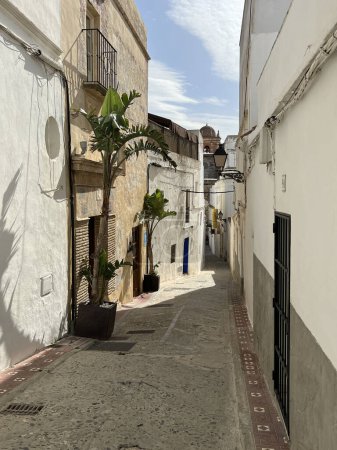 Téléchargez les photos : Street in the old town of Tarifa, Spain - en image libre de droit