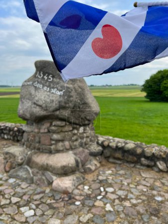 Foto de Monumento a la batalla de las advertencias con la bandera de Frisia - Imagen libre de derechos
