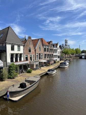 Kanal im Sommer in Dokkum, Friesland Niederlande